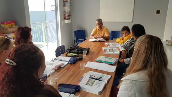 Família de venezuelanos faz curso de Português na Casa da Mulher em Balneário Camboriú