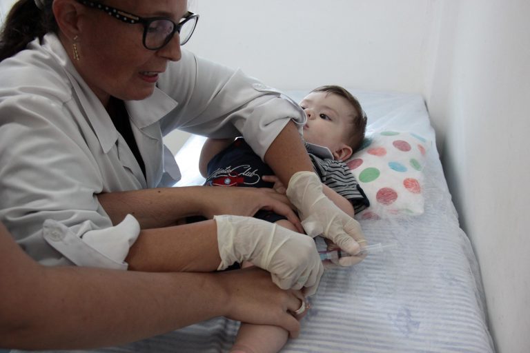 Crianças de seis meses a menores de um ano devem ser vacinadas contra o sarampo em Balneário Camboriú