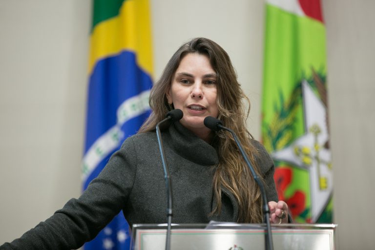 Deputada Paulinha lança Frente Parlamentar da Juventude na Alesc
