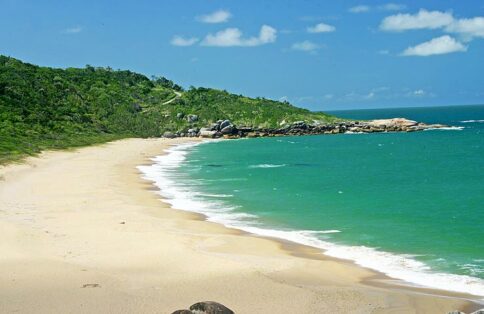 Avança na Alesc projeto que transforma a Praia de Taquarinhas de Balneário Camboriú em Parque Estadual