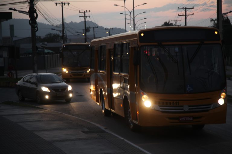Lei permite paradas noturnas fora de pontos de ônibus para mulheres, pessoas com deficiência e idosos