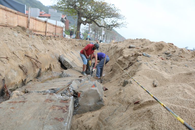 Obras na praia de Cabeçudas em Itajaí recuperam passeio destruído pela ressaca