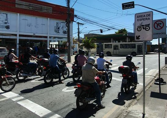 Área exclusiva para motos visa maior segurança no trânsito de Itajaí