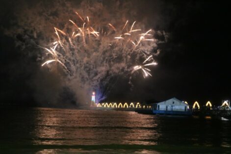 Teste de fogos para o réveillon de Balneário Camboriú atrai turistas e moradores