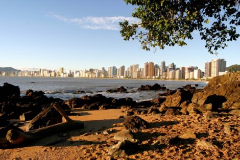 Praias de Balneário Camboriú estão há 10 semanas com os 15 pontos próprios para banho