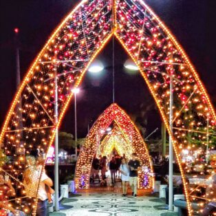 Pontos turísticos de Balneário Camboriú recebem decoração natalina