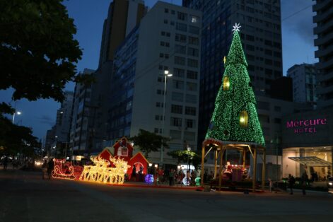 Papai Noel chega à Praça Almirante Tamandaré em Balneário Camboriú