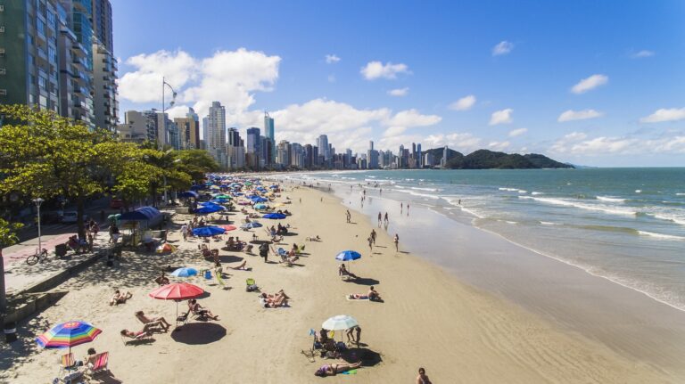 Praia Central de Balneário Camboriú está própria para banho, diz relatório do IMA