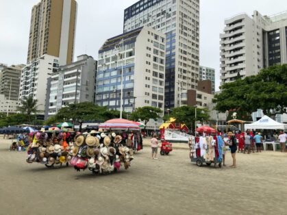 Ambulantes da Praia Central de Balneário Camboriú recebem Kit de identificação