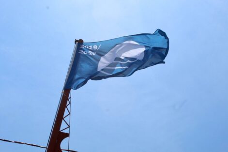 Bandeira Azul é hasteada nas praias de Estaleiro e Estaleirinho em Balneário Camboriú