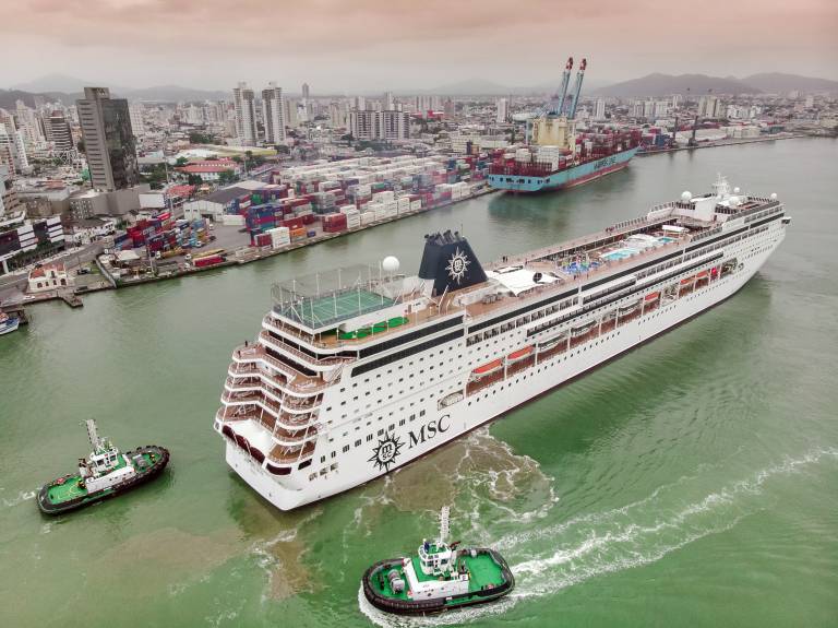 Primeiro navio da temporada traz milhares de turistas para Itajaí