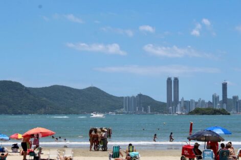 Praia Central de Balneário Camboriú está toda própria para banho, aponta IMA