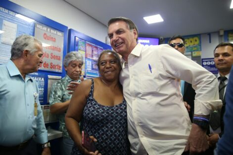 Bolsonaro vai a lotérica apostar na Mega da Virada