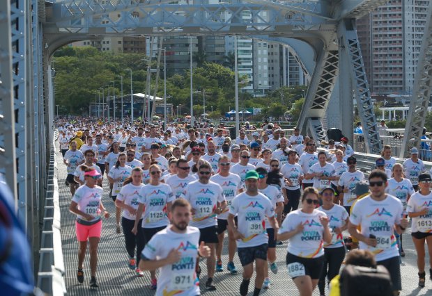 Primeira Corrida da Ponte reúne dois mil atletas sobre a Hercílio Luz
