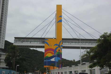 Passarela da Barra em Balneário Camboriú ganha painel artístico