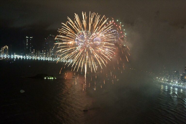 Show de fogos reuniu mais de 1 milhão de pessoas na orla de Balneário Camboriú