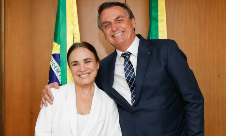 Bolsonaro anuncia que Regina Duarte deve ser nomeada após viagem à Índia