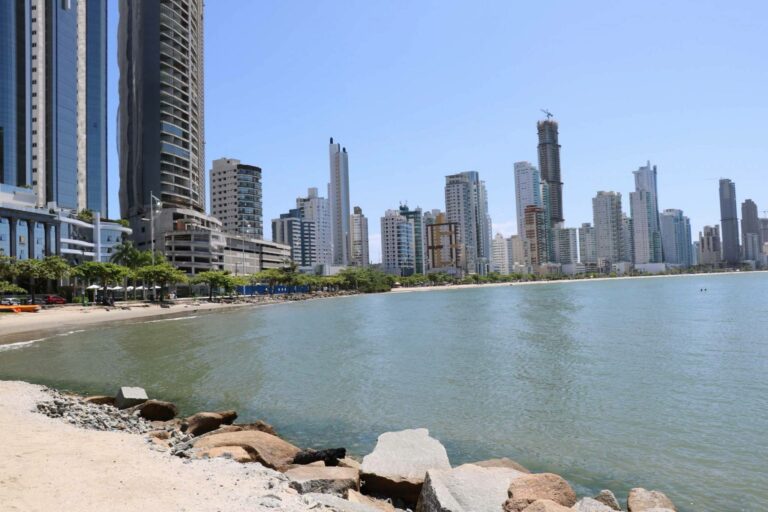 Praias de Balneário Camboriú estão aptas para banho, aponta relatório