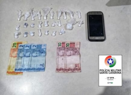 PM prende dois e fecha mais um ponto de tráfico drogas em Camboriú