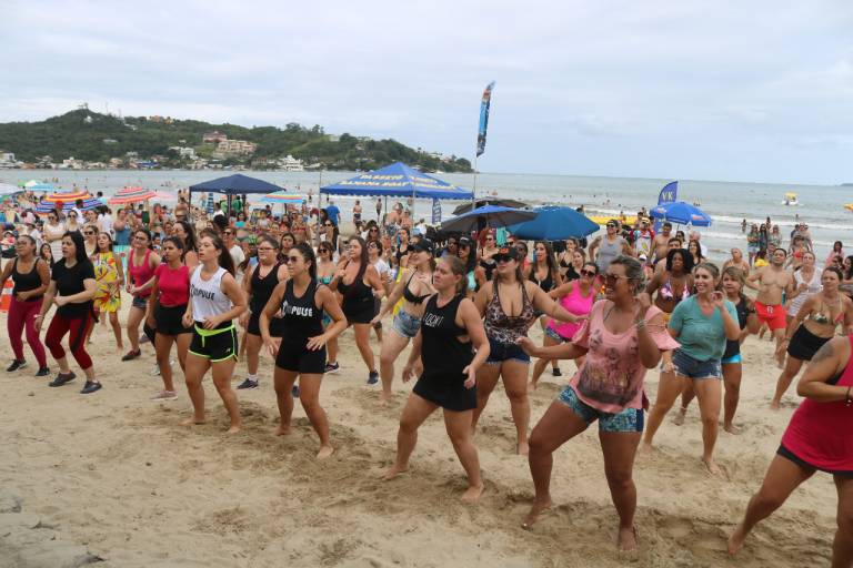 Aulão de FitDance agita moradores e turistas na Praia Central de Itapema