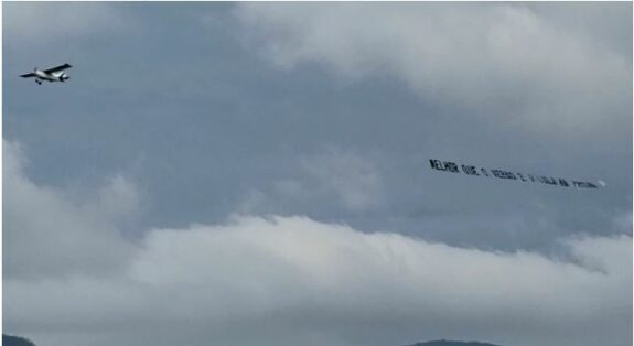 Avião com faixa contra Lula sobrevoa a Praia de Balneário Camboriú