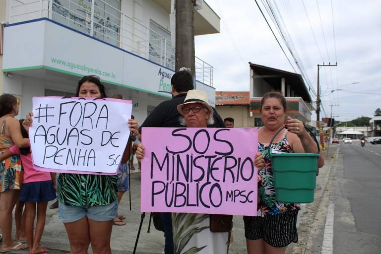 Moradores da cidade de Penha fazem manifestação contra a falta de água