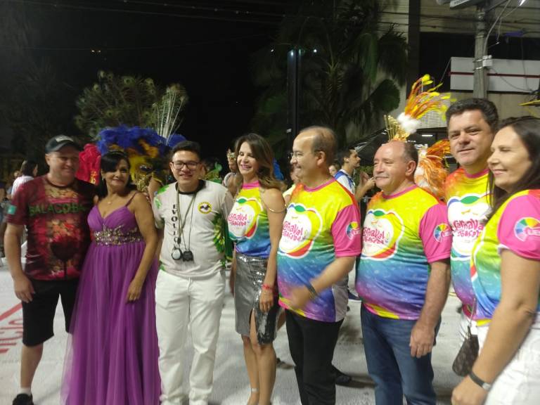 Senador Jorginho Mello e deputado Ivan Naatz prestigiam carnaval de Joaçaba