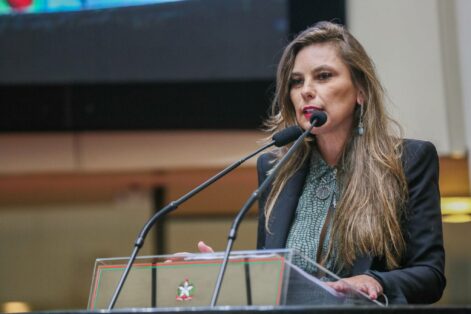 Projeto da deputada Paulinha garante acesso ao parto cesariano na rede de saúde