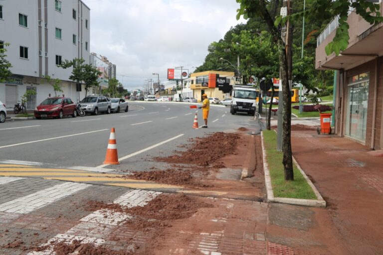 Balneário Camboriú tem força-tarefa para limpeza da cidade após chuva intensa