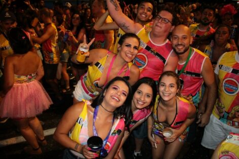 Milhares de foliões curtiram o domingo de Carnaval em Balneário Camboriú