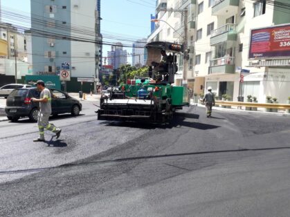 Avenida Normando Tedesco em Balneário Camboriú recebe asfalto novo