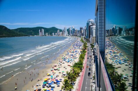 Três são presos em operação contra tráfico na Praia Central, em Balneário Camboriú