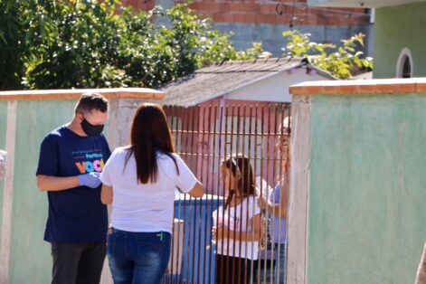 Moradores de Balneário Camboriú recebem orientações sobre o coronavírus