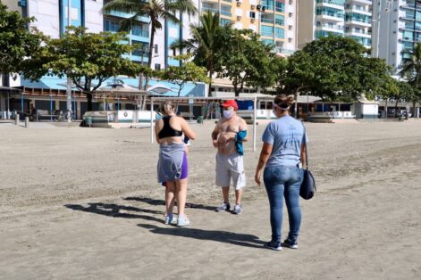 Balneário Camboriú orienta moradores quanto ao uso de máscaras e distanciamento social na Praia Central