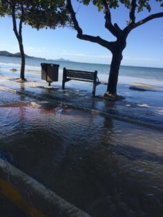 Maré alta alaga Avenida Atlântica em Balneário Camboriú