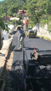 Rua Jacarandá, em Taquaras, começa a receber asfalto novo