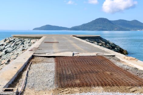 Avançam as obras do Molhe do Pontal Norte de Balneário Camboriú