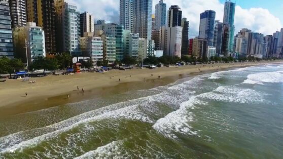 Atividades nas praias de Balneário Camboriú são autorizadas parcialmente