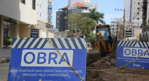 Trânsito no centro de Balneário Camboriú será alterado para conserto na rede de esgoto