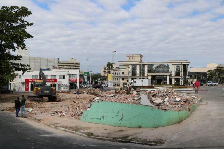 Imóveis são demolidos para dar lugar ao Elevado da 4ª. Avenida