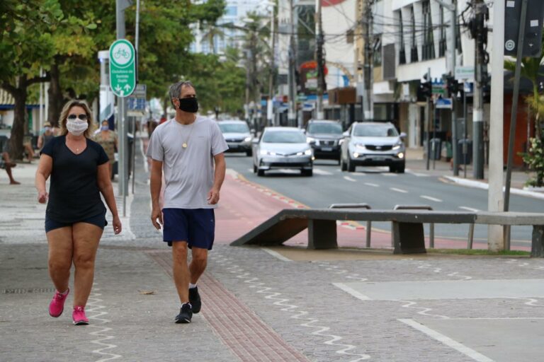 Fiscalização na Praia Central de Balneário Camboriú orienta sobre uso de máscaras