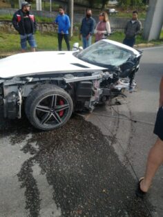 Empresário morre após bater Mercedes em poste e partir carro ao meio