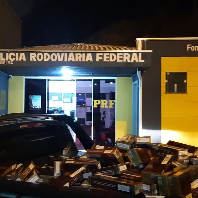 PRF apreende cigarros saborizados contrabandeados na BR 101 em Itajaí