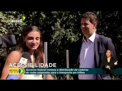 Programa entrega cadeiras de rodas para trilhas em parques no país