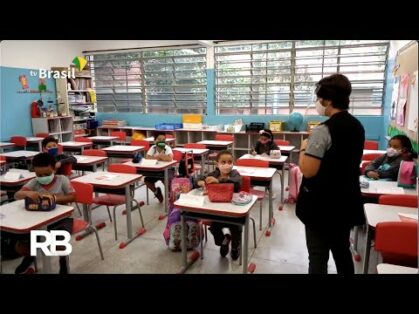 Dia de volta às aulas em várias cidades do país