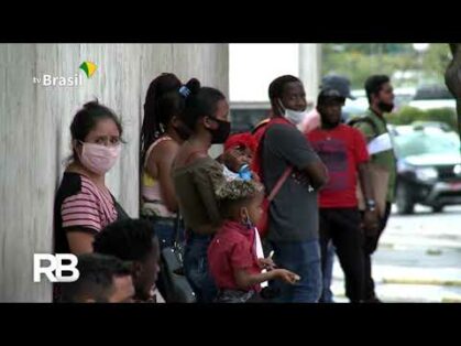 Estrangeiros enfrentam fila para conseguir registro migratório