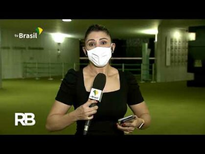 Bolsonaro vai a pé ao Senado entregar MP da privatização da Eletrobras