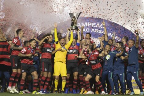 Mesmo com multas, torcedores do Flamengo fizeram aglomeração no Rio