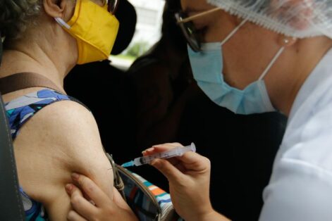 Rio anuncia vacinação de pessoas com 79 anos na próxima semana