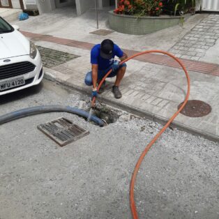 Secretaria de Obras executa drenagem, limpeza de bocas de lobo e paisagismo